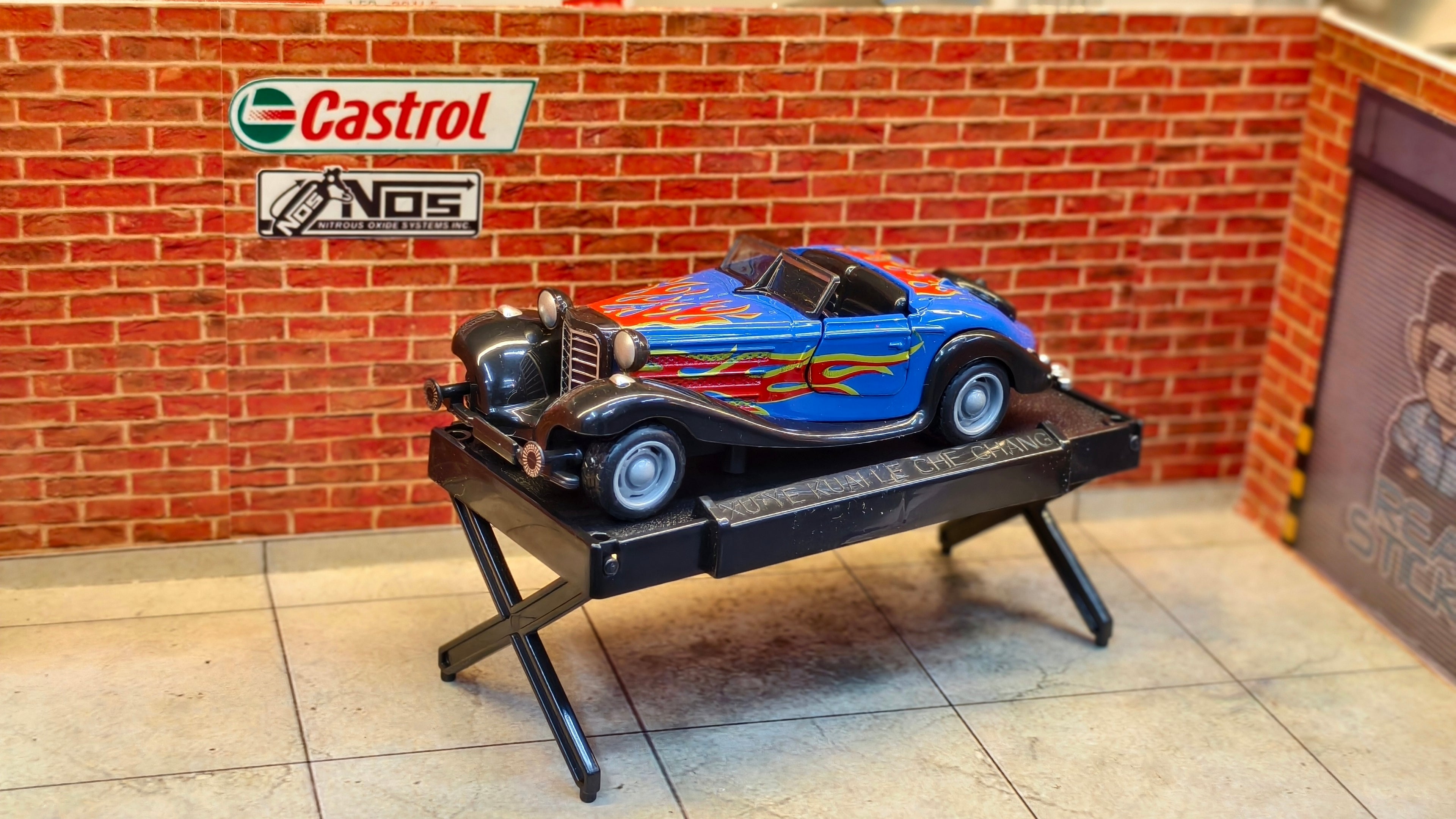 Vintage 1930s-style Roadster Mercedes-Benz 500K 1:36 Scale with Foldable Stand Box piece