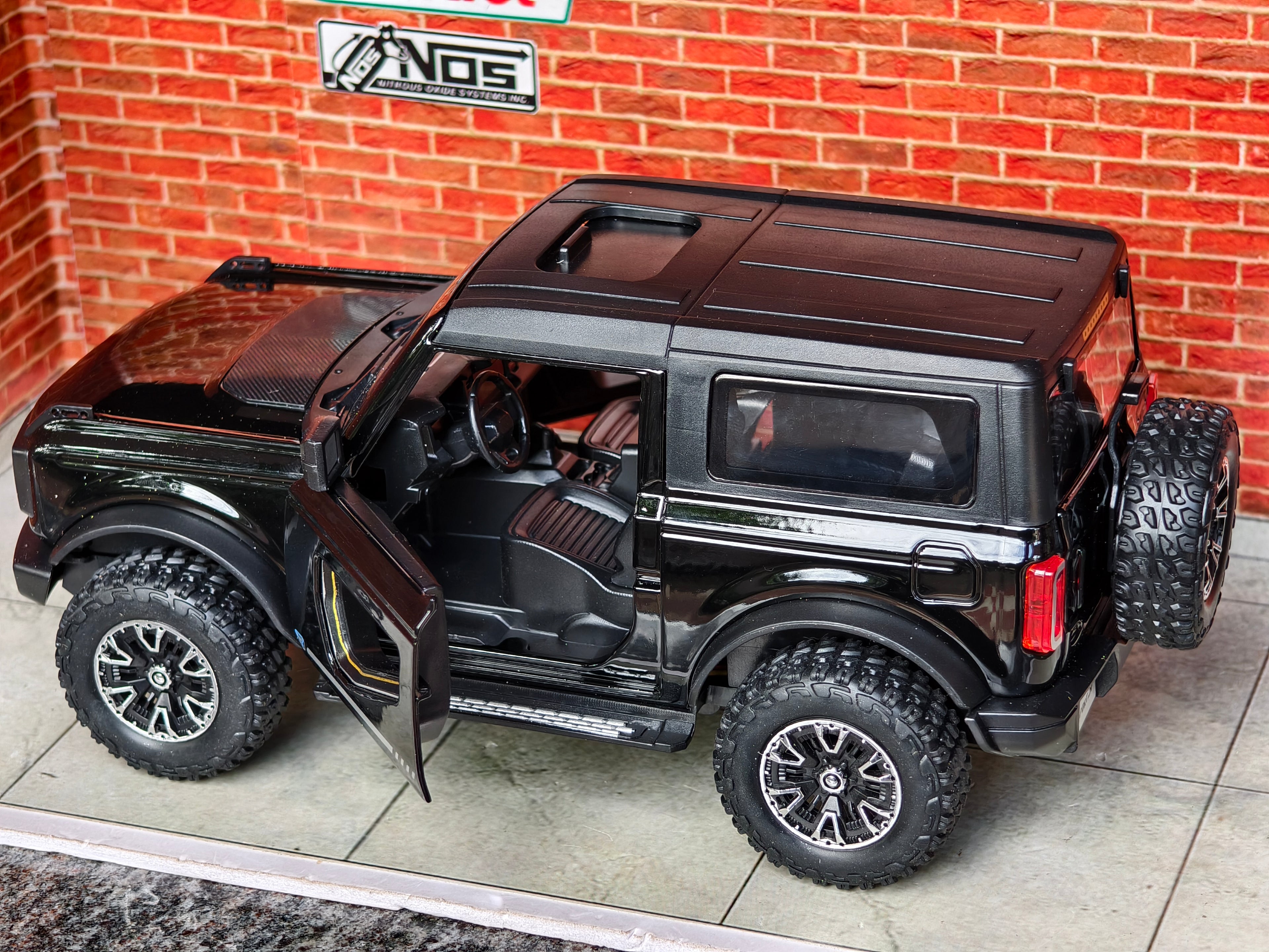 Ford Bronco 1:24 Scale Premium Detailing