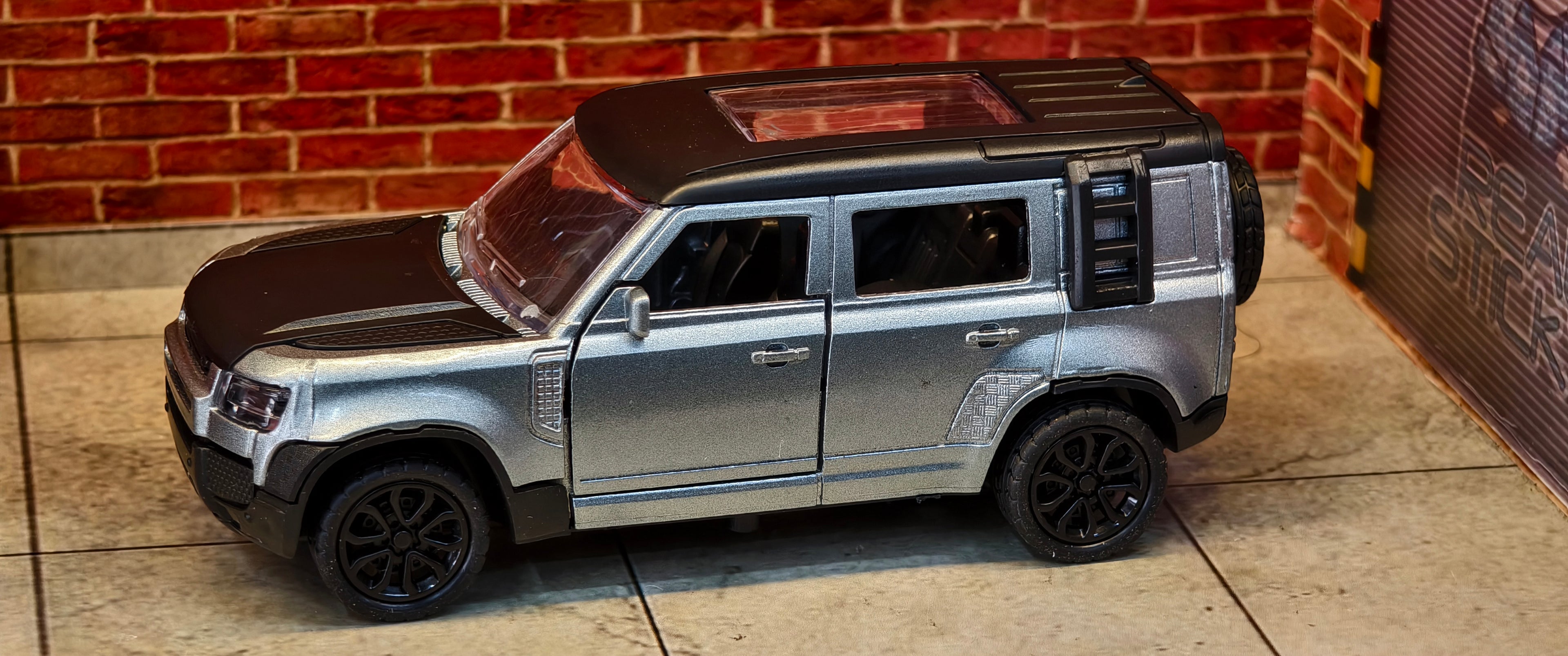 Defender 1:36  4 Door openable
