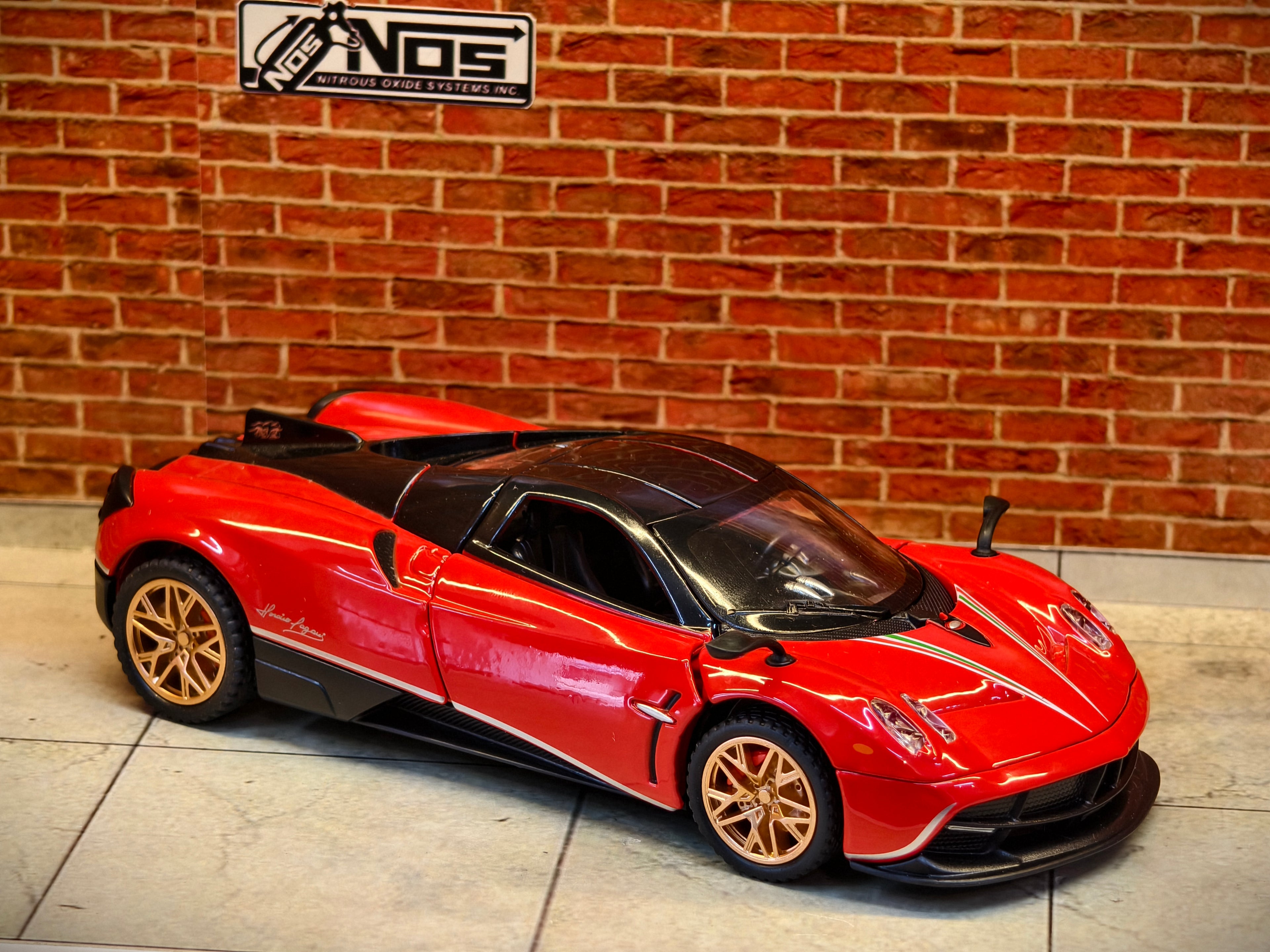 Pagani Huayra Roadster BC 1:32 Scale