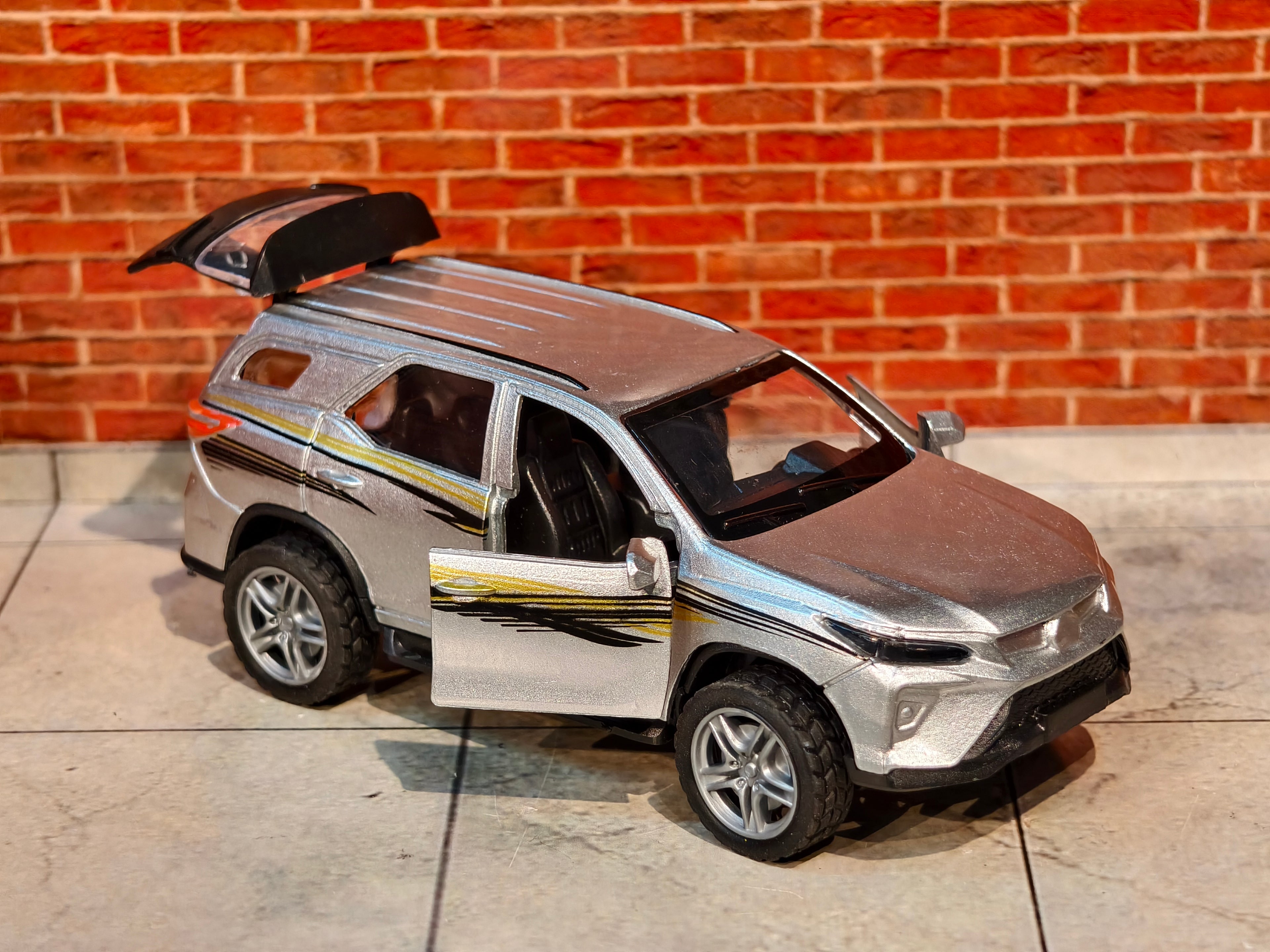 Fortuner 1:36 Scale 3 Door Openable with Light & Sound