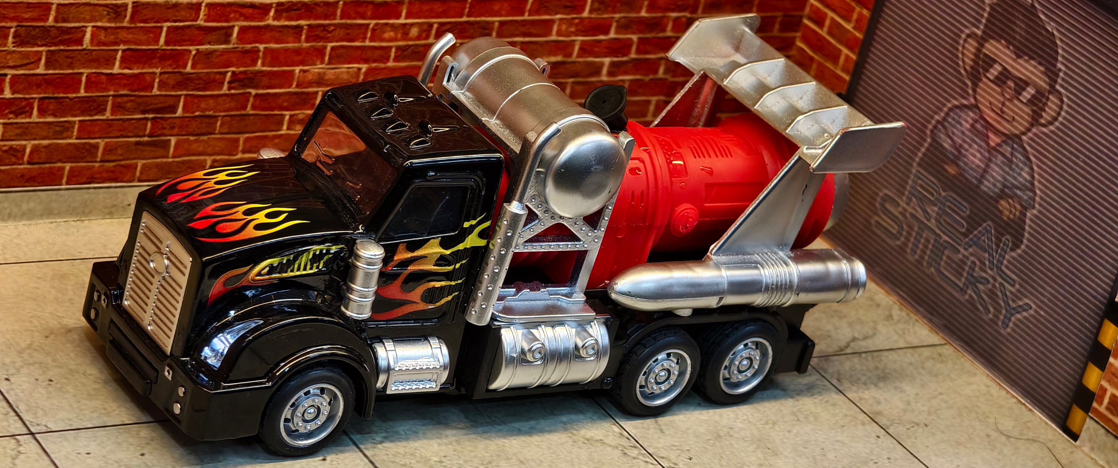 American Truck with Smoke 1:28 Scale