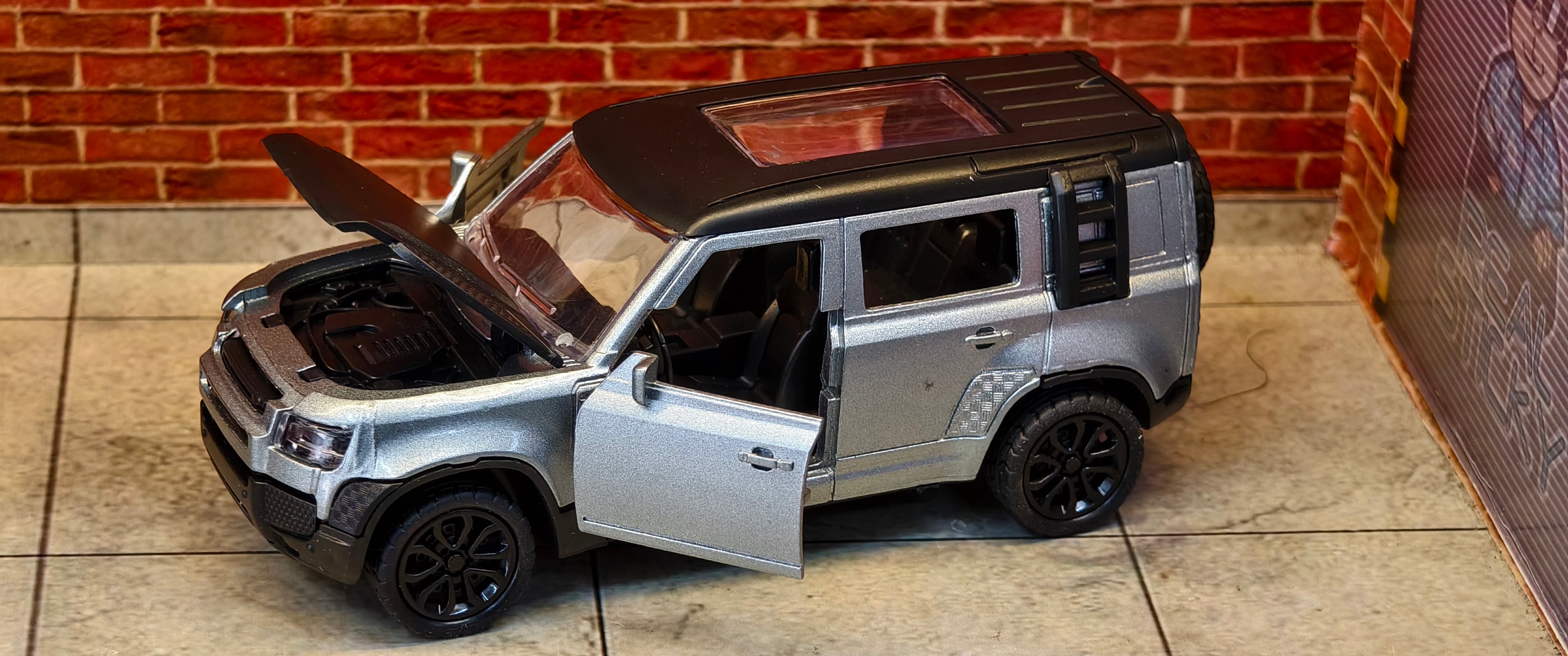 Defender 1:36  4 Door openable