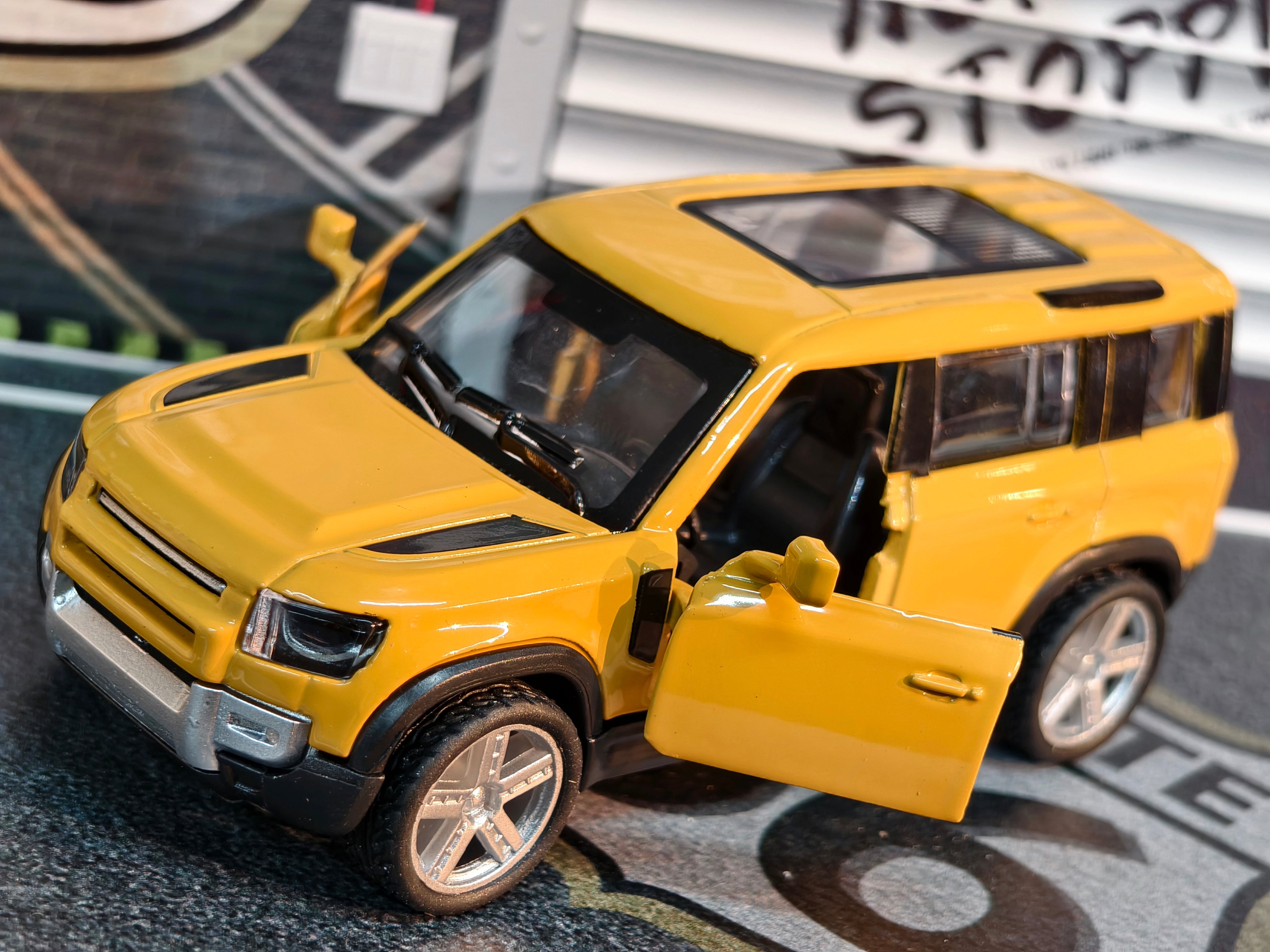 Land Rover Defender 110 1:43 Scale
