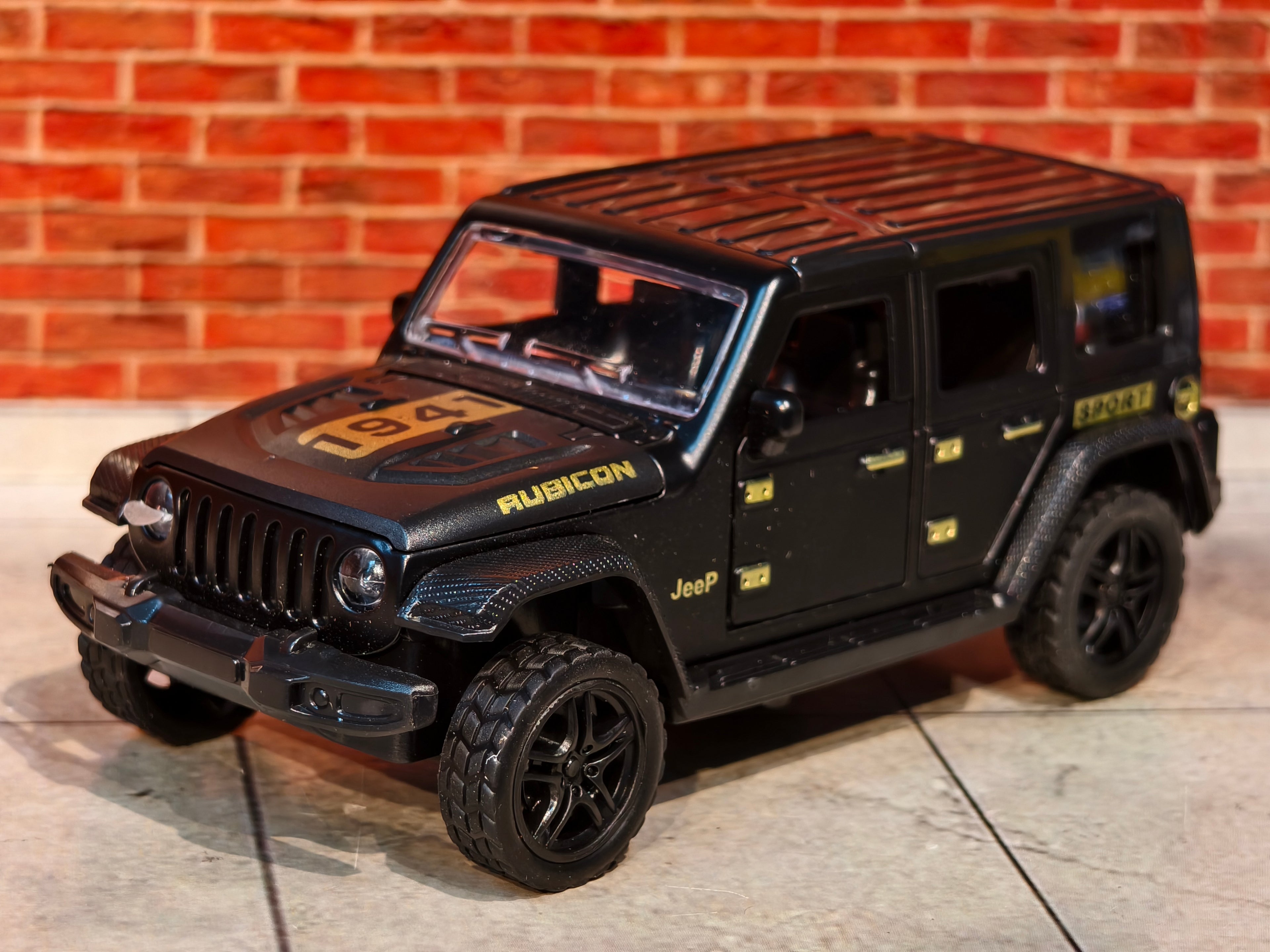 Jeep Wrangler Rubicon 4 Doors Openable 1:36 Scale with Light and Sound