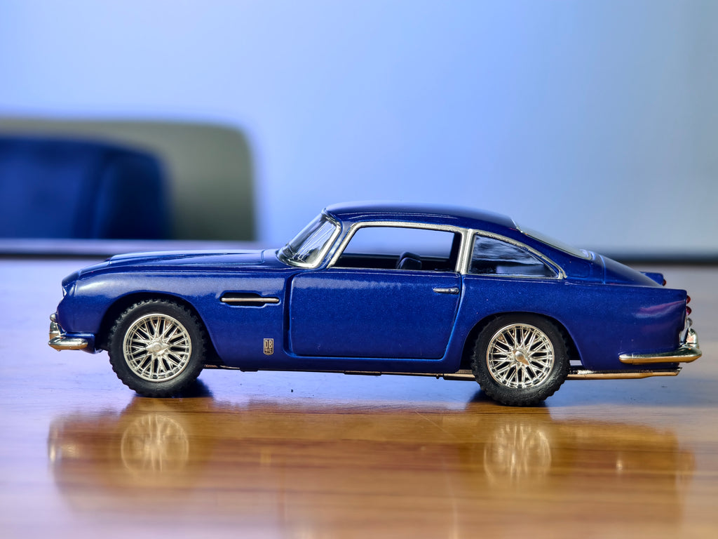 Kinsmart Official Licensed Aston Martin DB5 1:38 Scale Classic Car