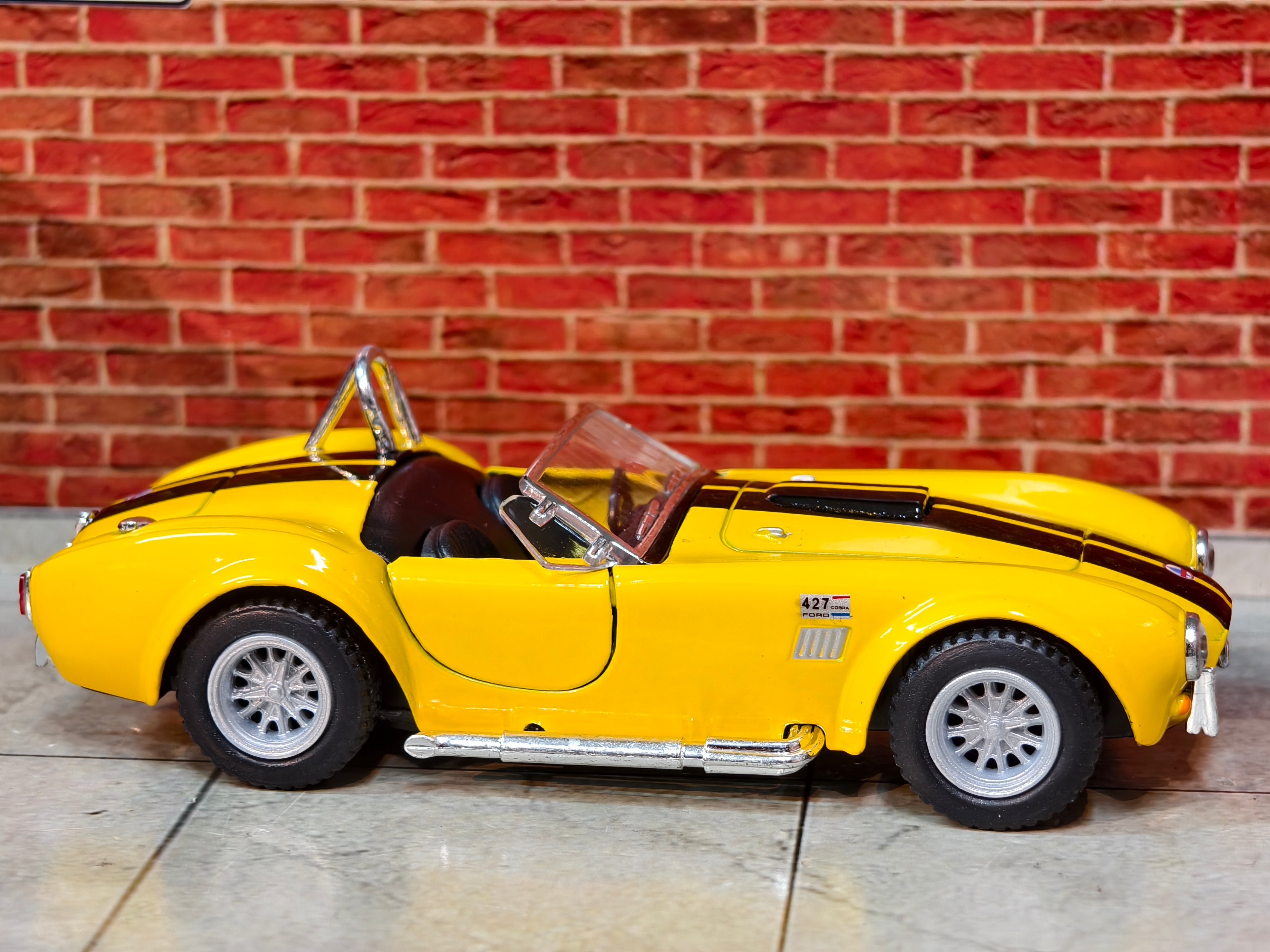 Kinsmart Official Licensed 1965 Shelby Cobra 427 S/C 1:32 Scale