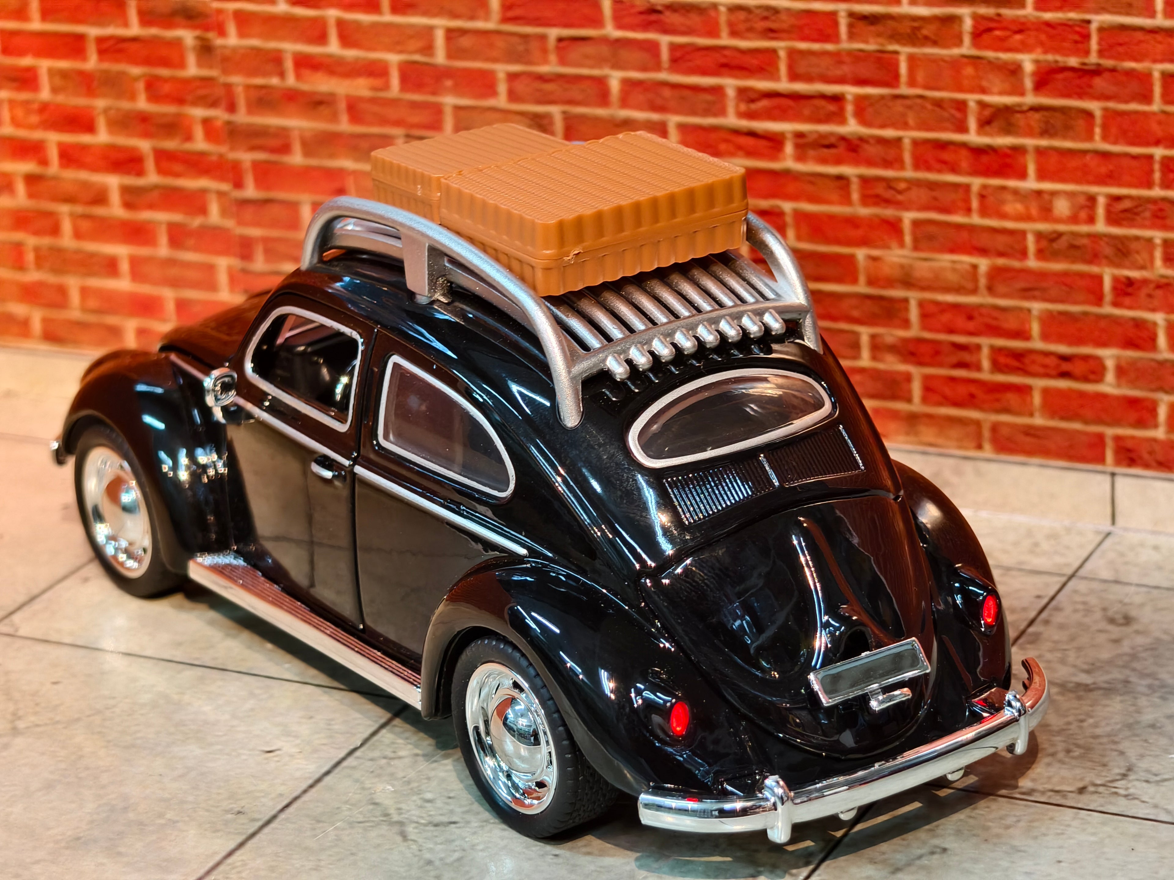1:32 Classic Volkswagen Beetle Diecast Model Car with Opening Doors & Roof Luggage – Black