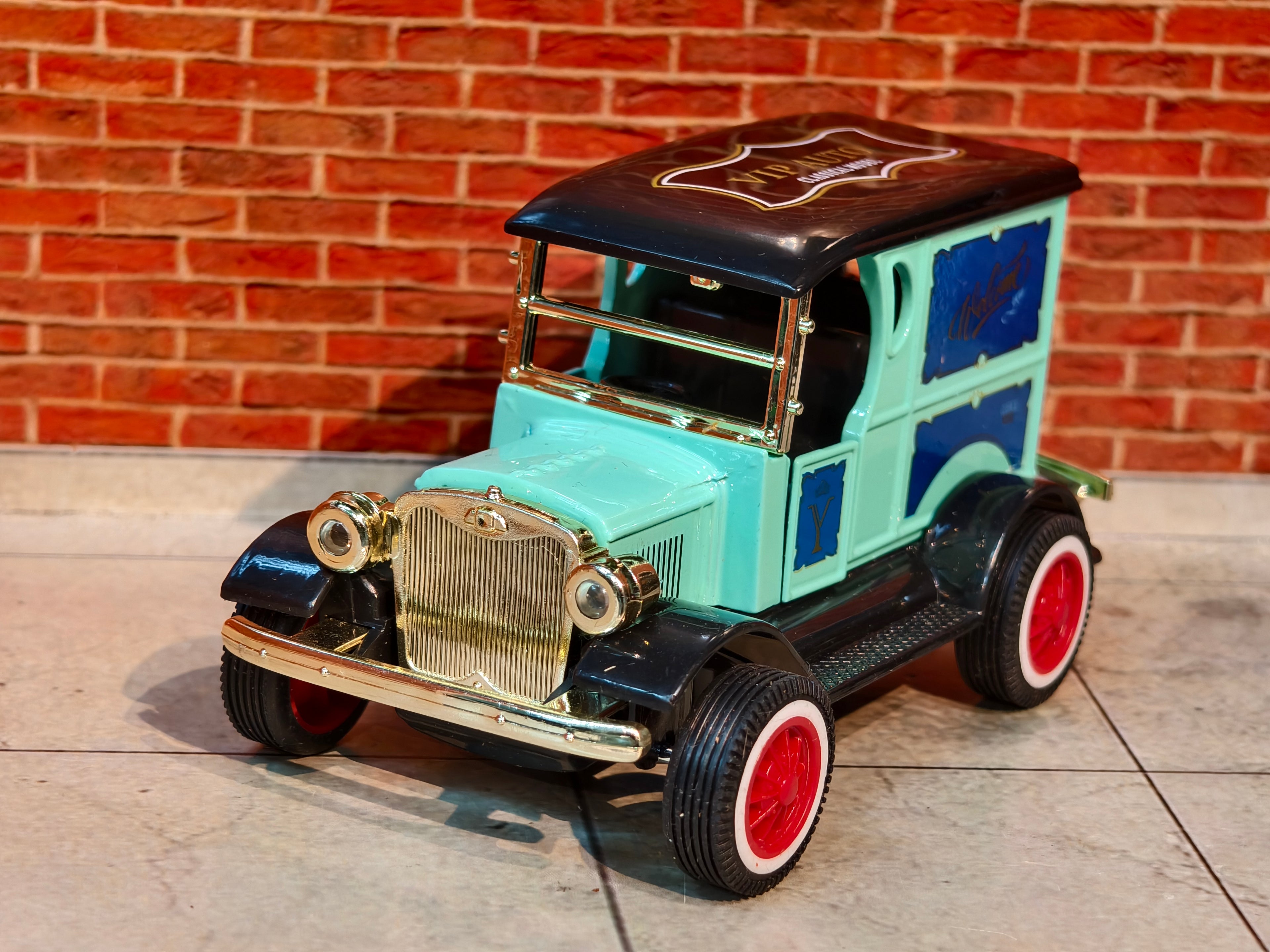 Vintage Ford Model T Delivery Van Diecast 1:36 Scale Model Car – Classic Retro Collectible