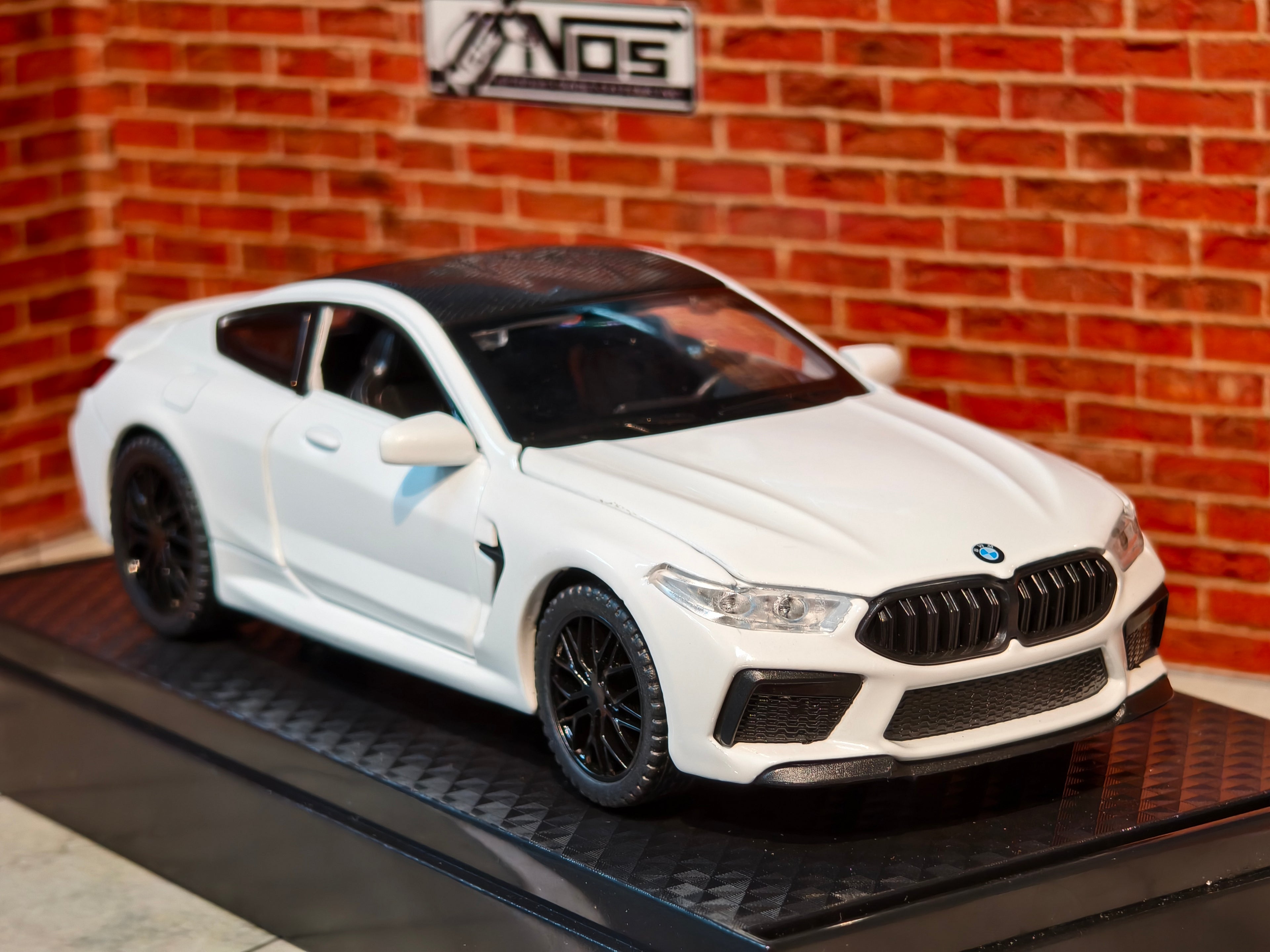BMW M8 1:32 Scale Premium Detailing