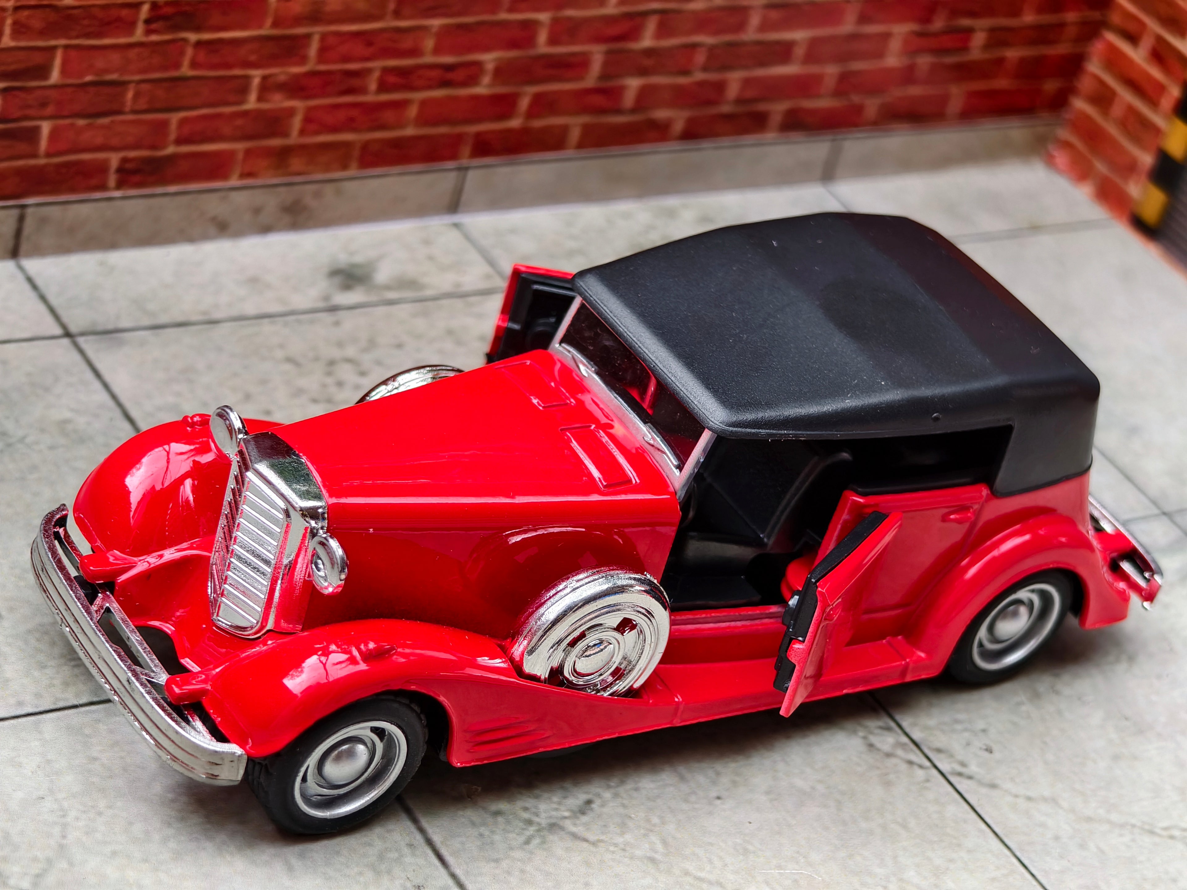 1930s-era Cadillac V16 1:32 Scale Vintage Car