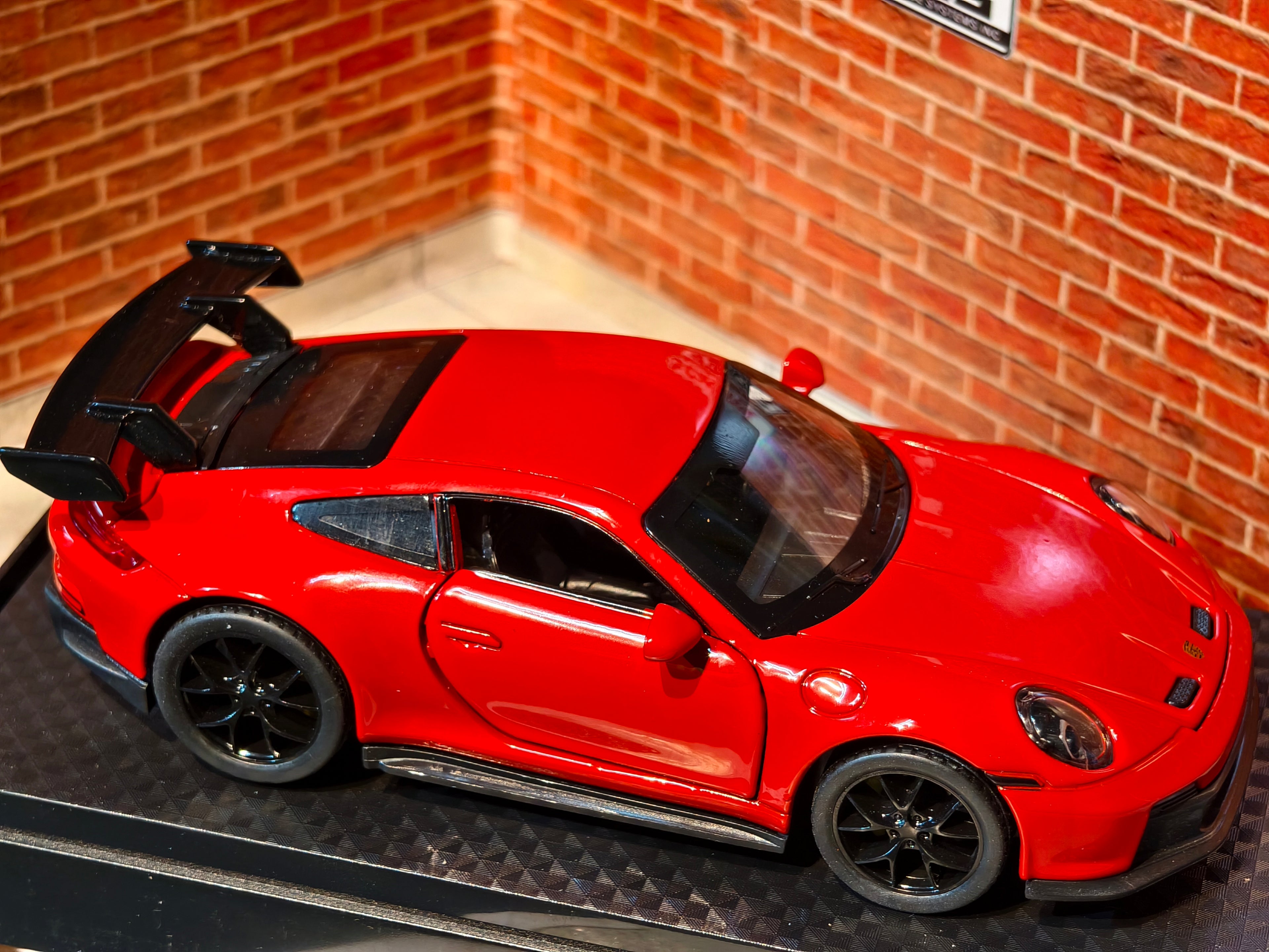Porsche 911 GT3 RS (992 generation) 1:32 Scale Premium Detailing