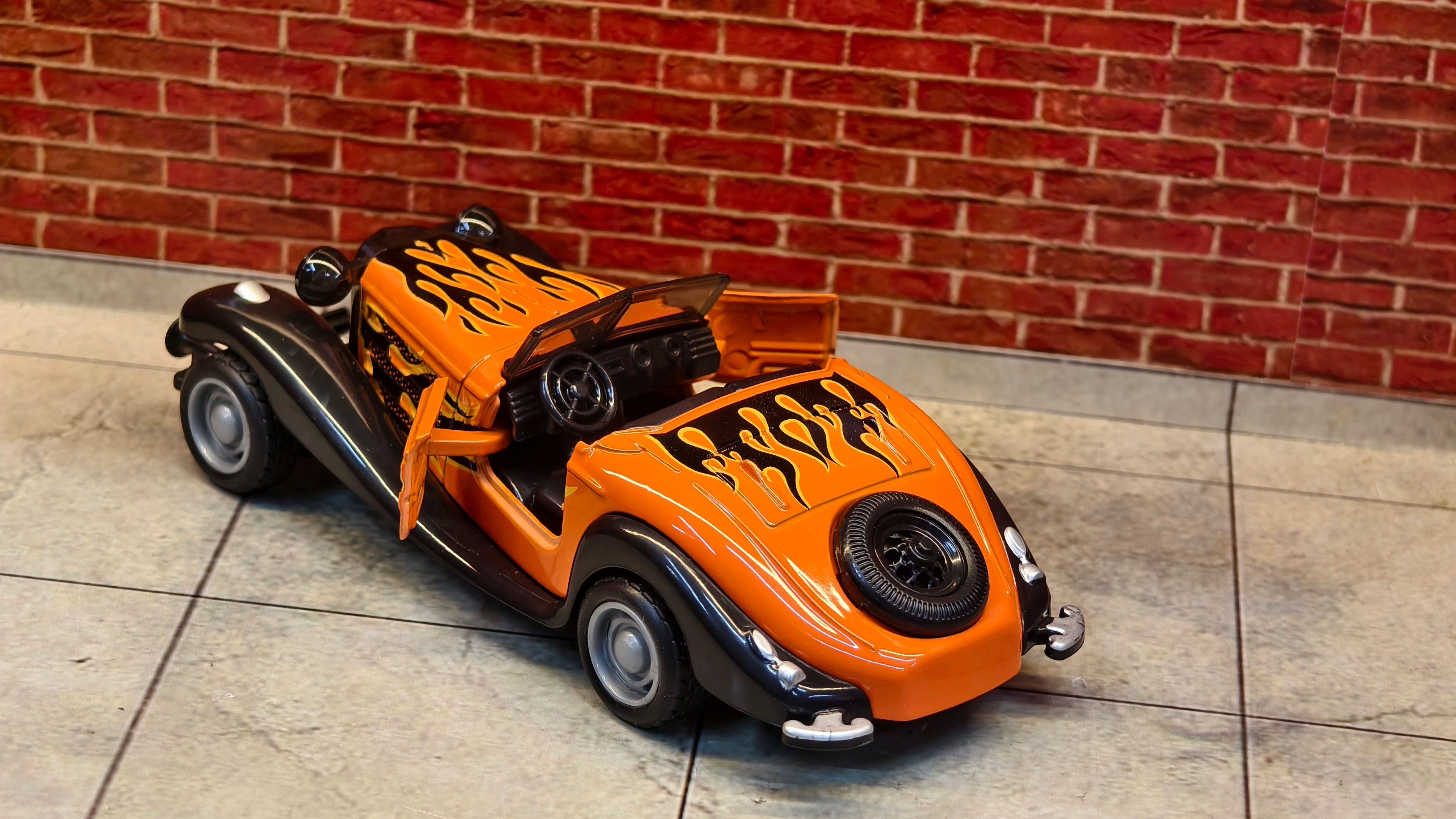 Vintage 1930s-style Roadster Mercedes-Benz 500K 1:36 Scale with Foldable Stand Box piece