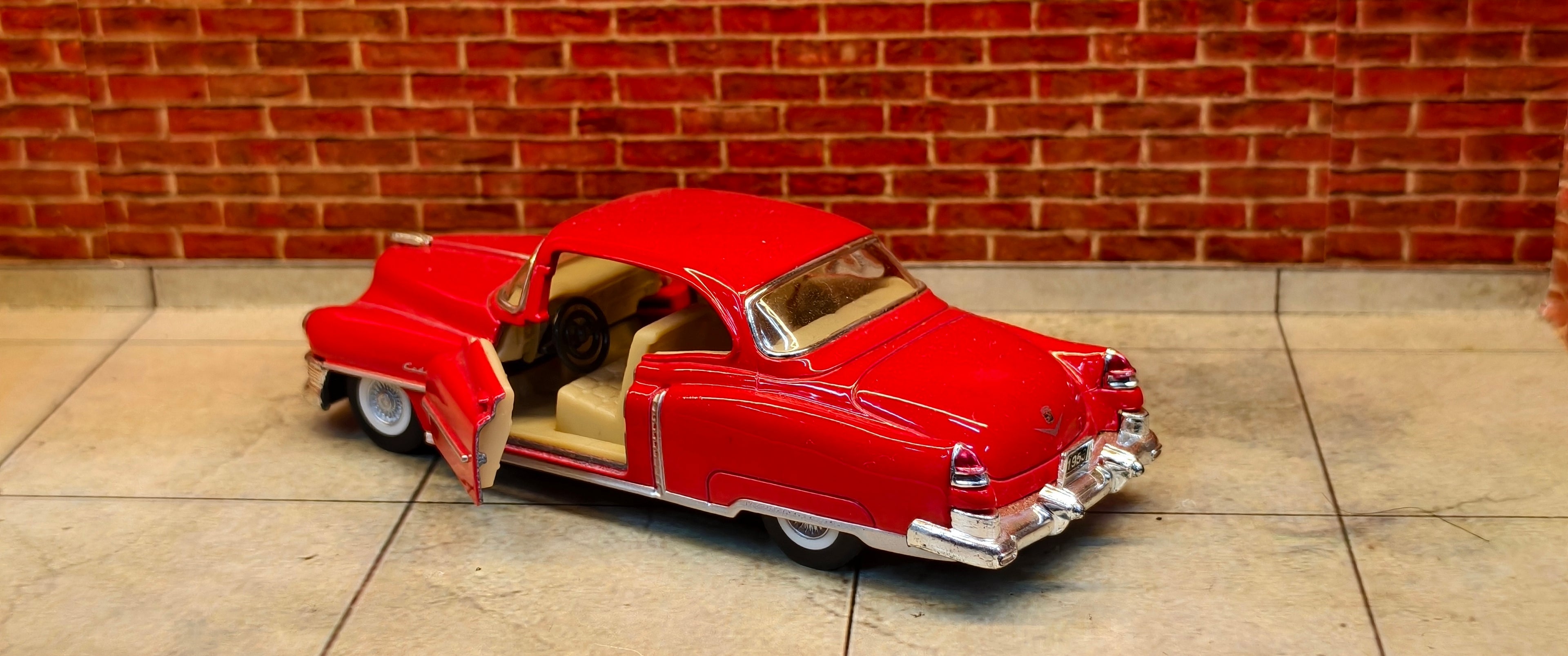 Kinsmart Official Licensed 1953 Cadillac Series 62 1:36 Scale