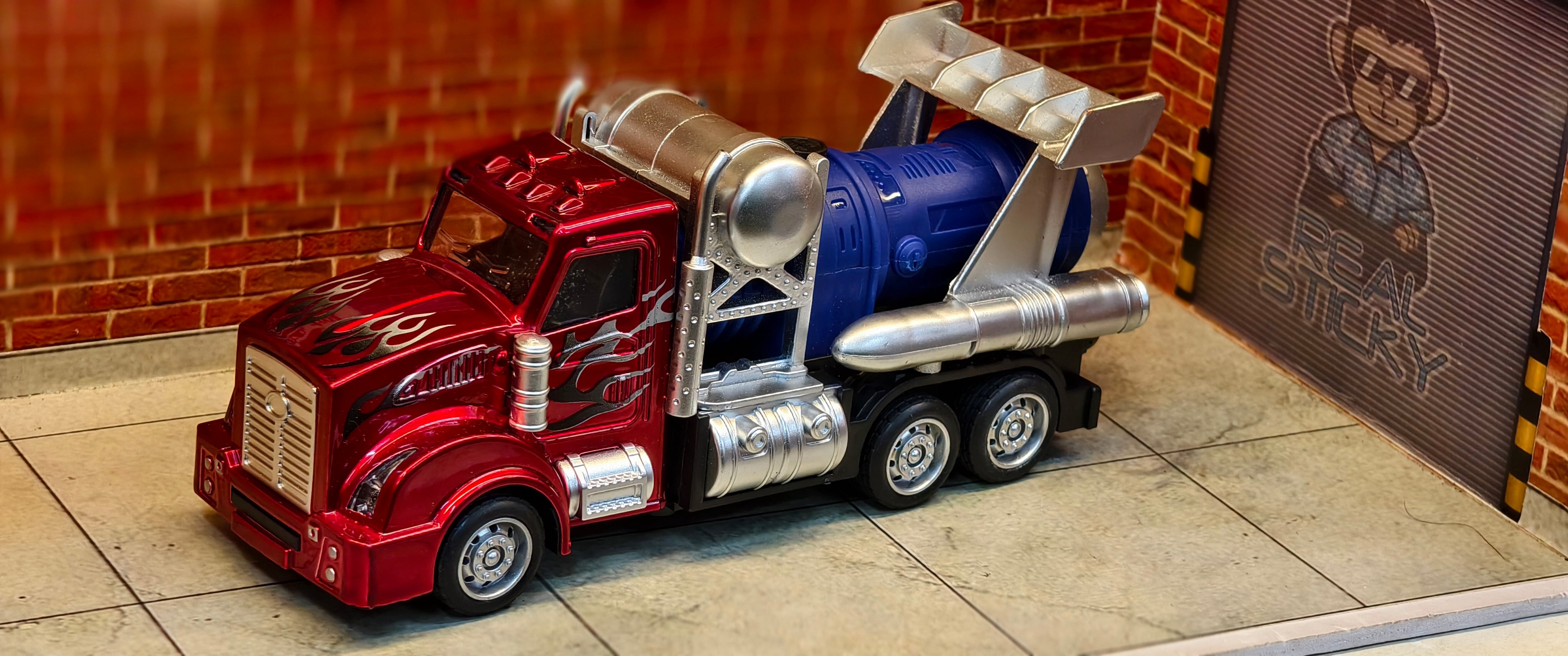 American Truck with Smoke 1:28 Scale
