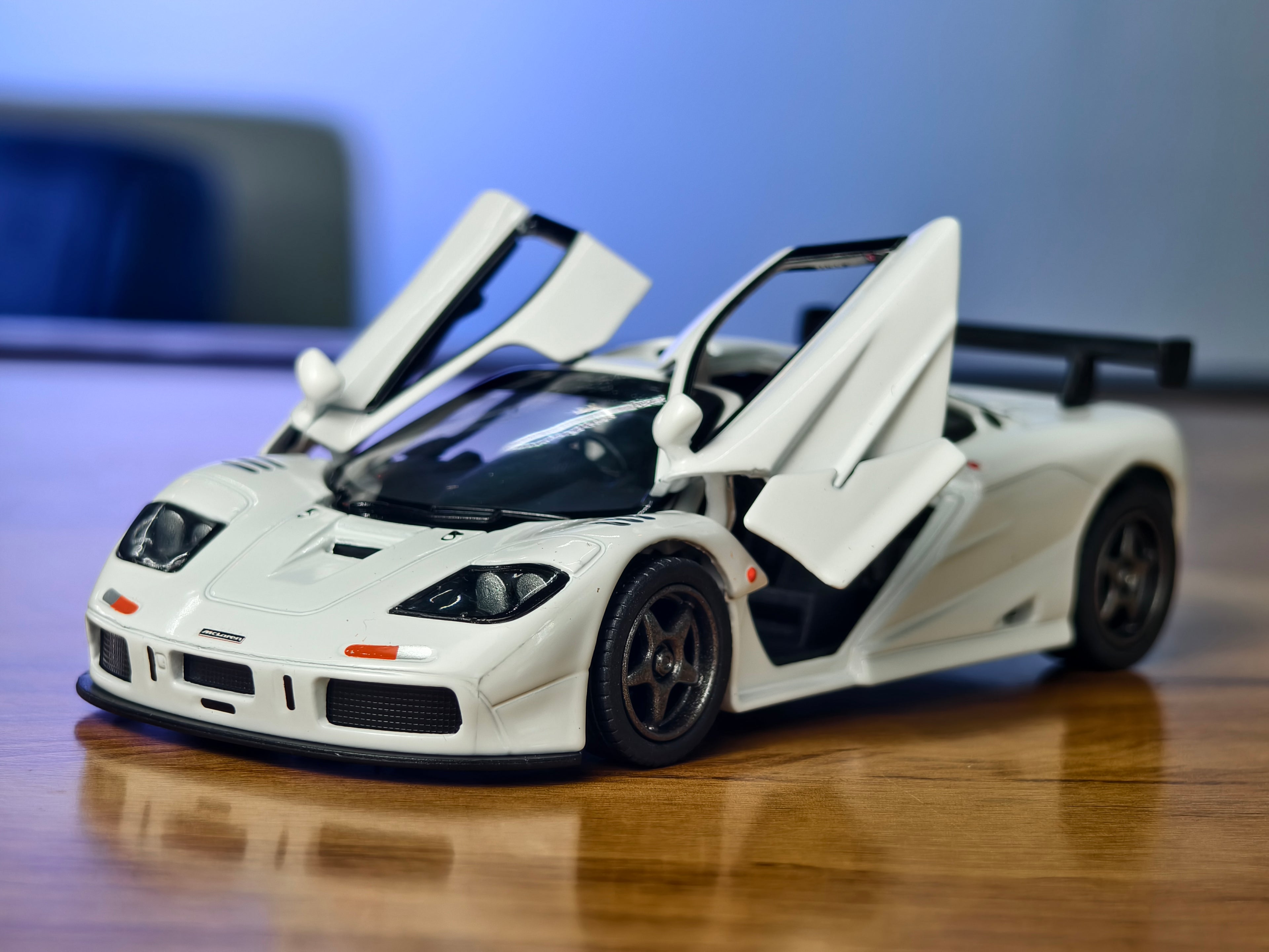 Kinsmart Official Licensed 1995 McLaren F1 GTR 1:34 Scale