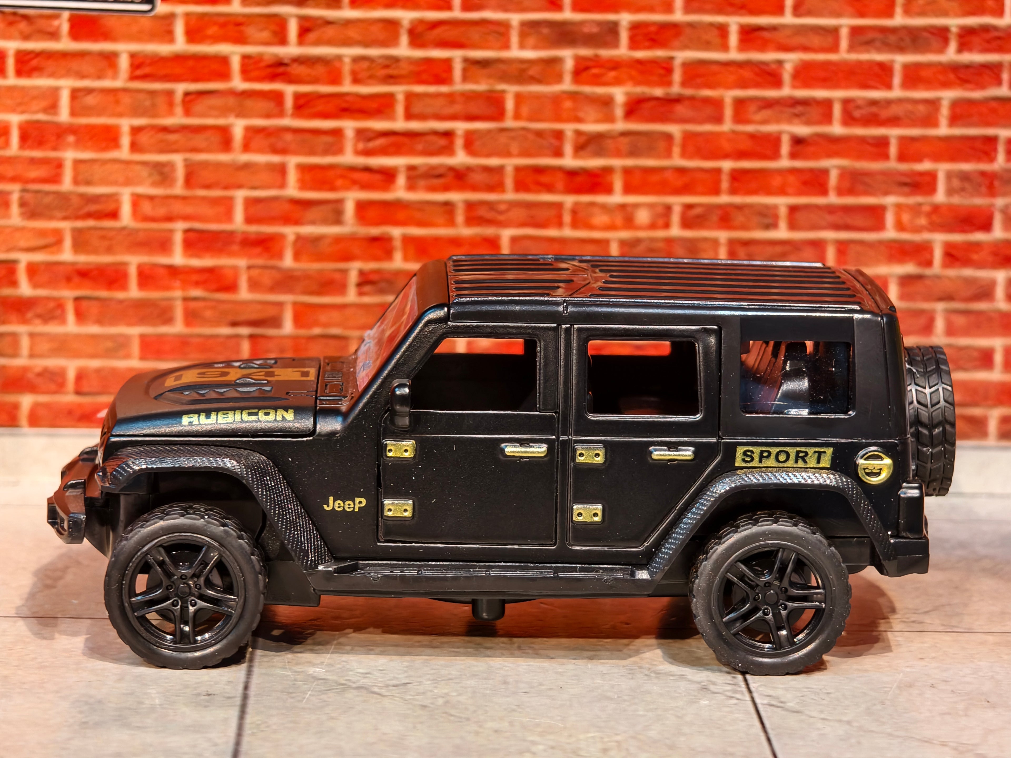 Jeep Wrangler Rubicon 4 Doors Openable 1:36 Scale with Light and Sound