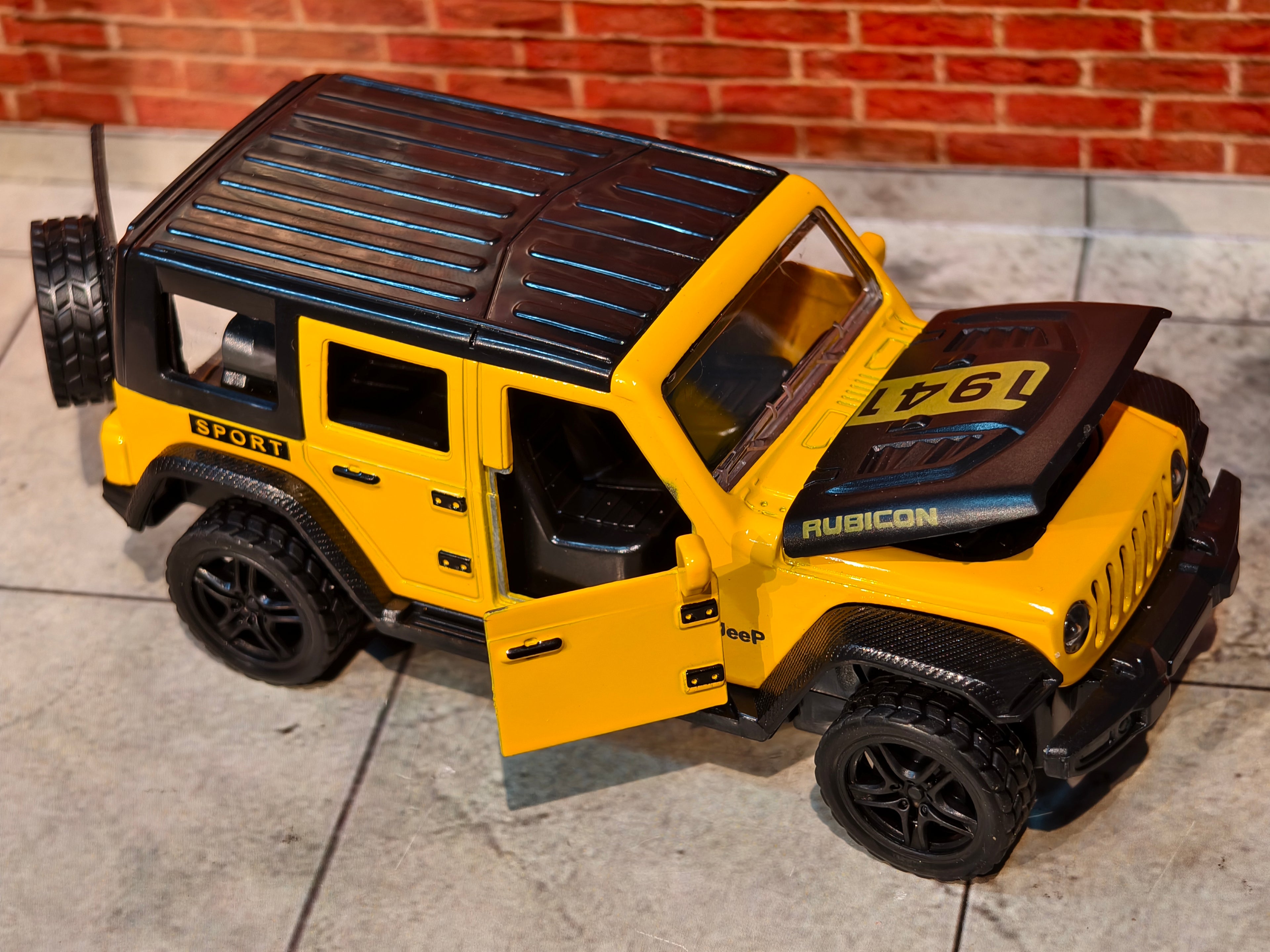 Jeep Wrangler Rubicon 4 Doors Openable 1:36 Scale with Light and Sound