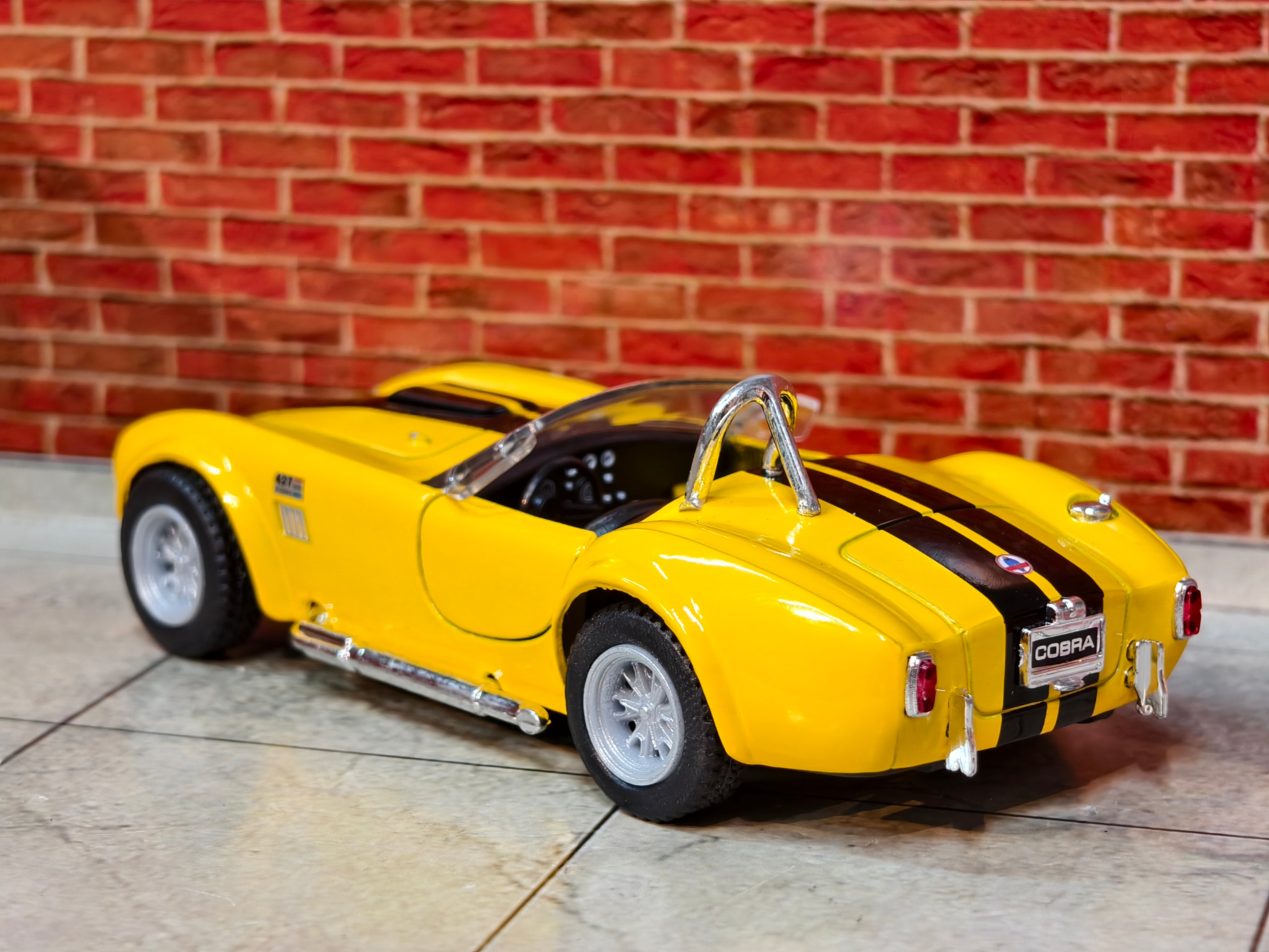 Kinsmart Official Licensed 1965 Shelby Cobra 427 S/C 1:32 Scale