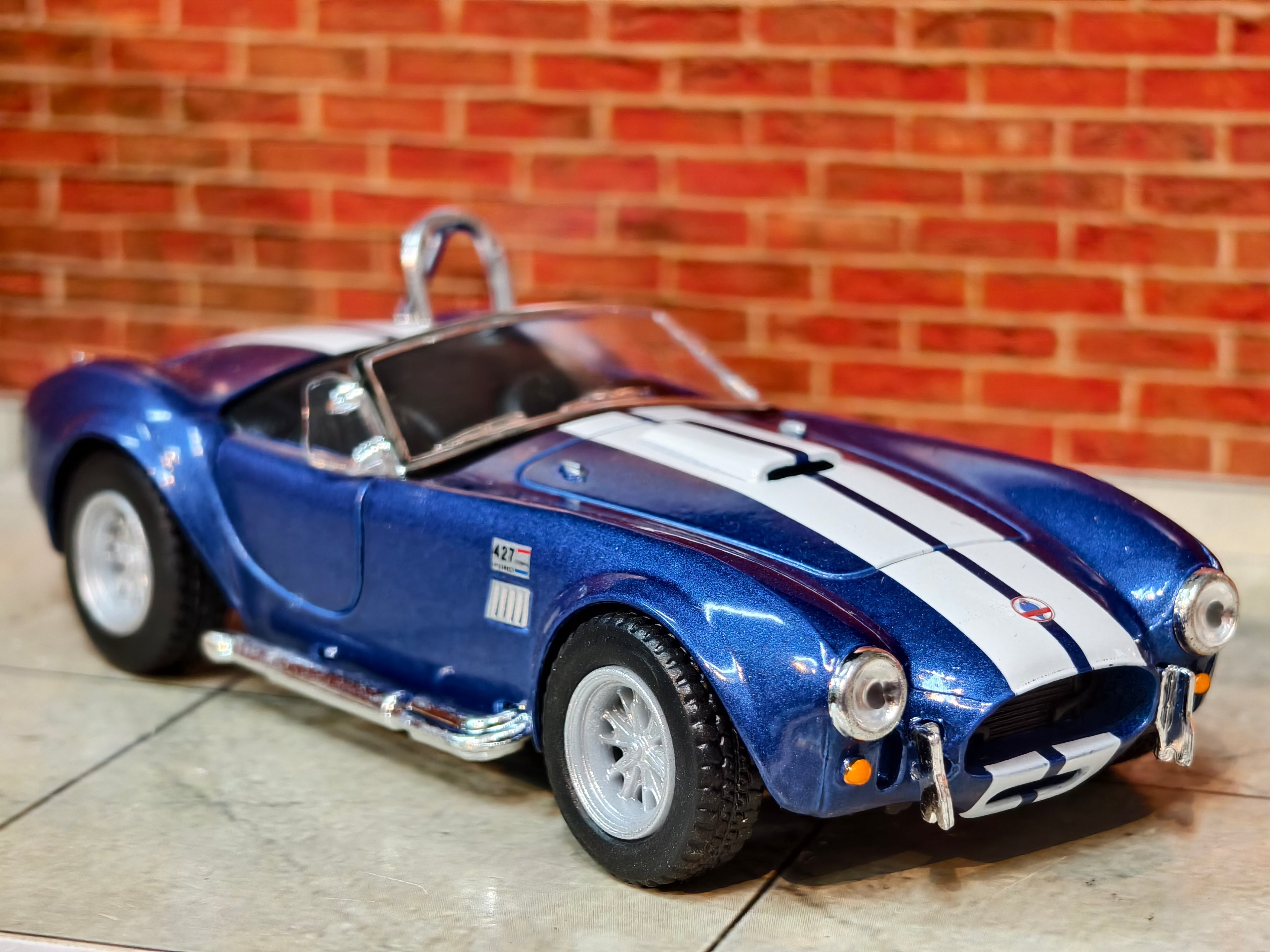 Kinsmart Official Licensed 1965 Shelby Cobra 427 S/C 1:32 Scale