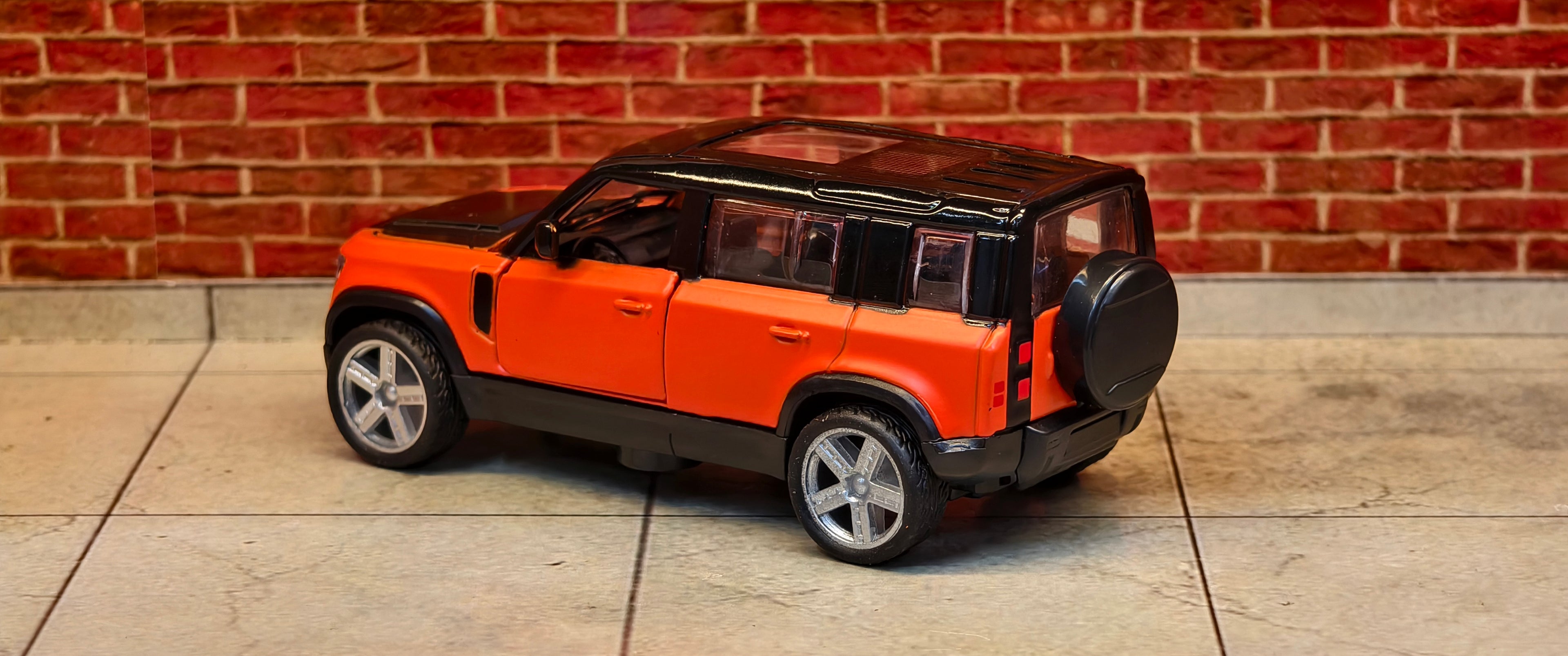 Land Rover Defender 110 1:43 Scale