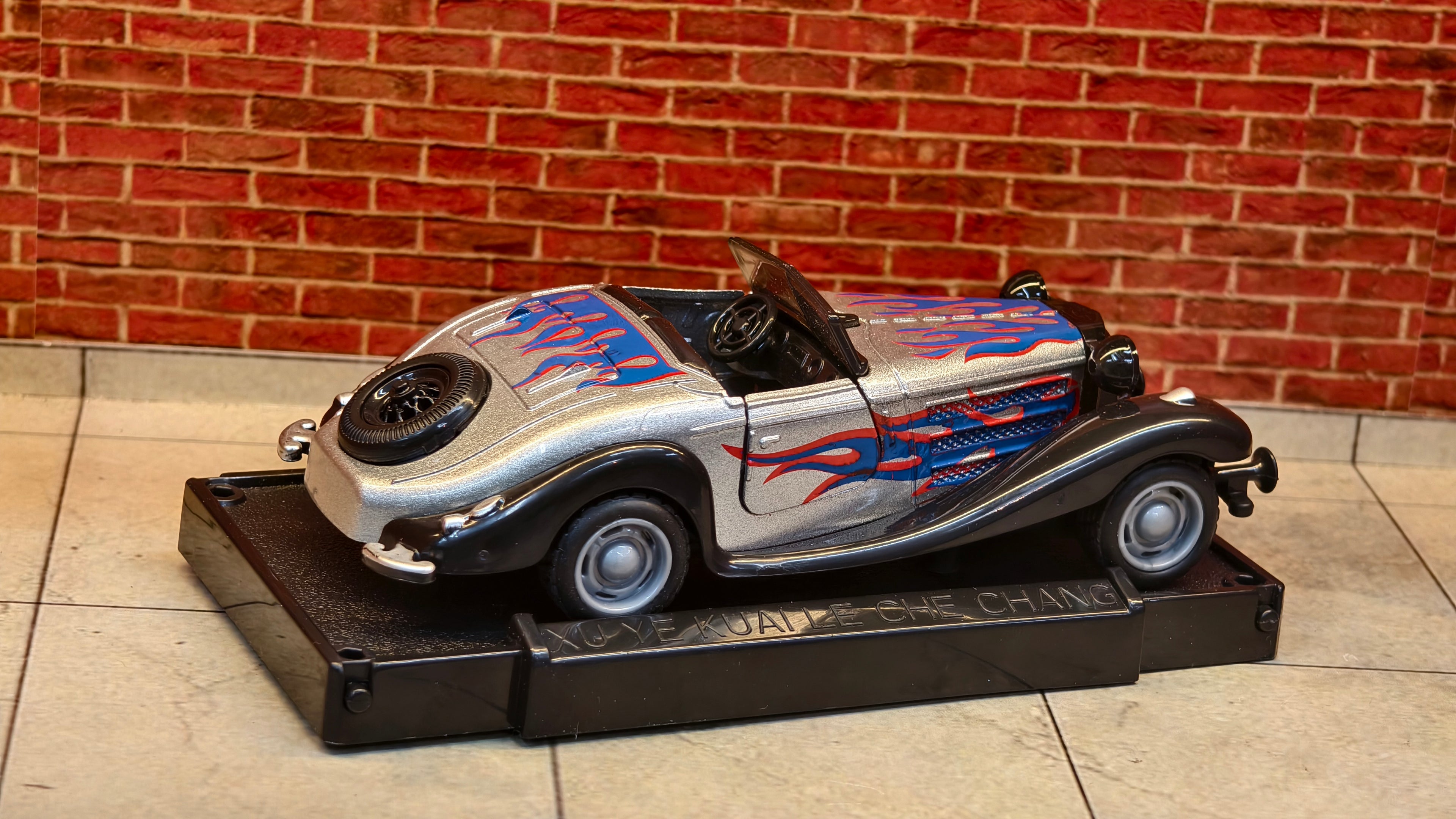 Vintage 1930s-style Roadster Mercedes-Benz 500K 1:36 Scale with Foldable Stand Box piece