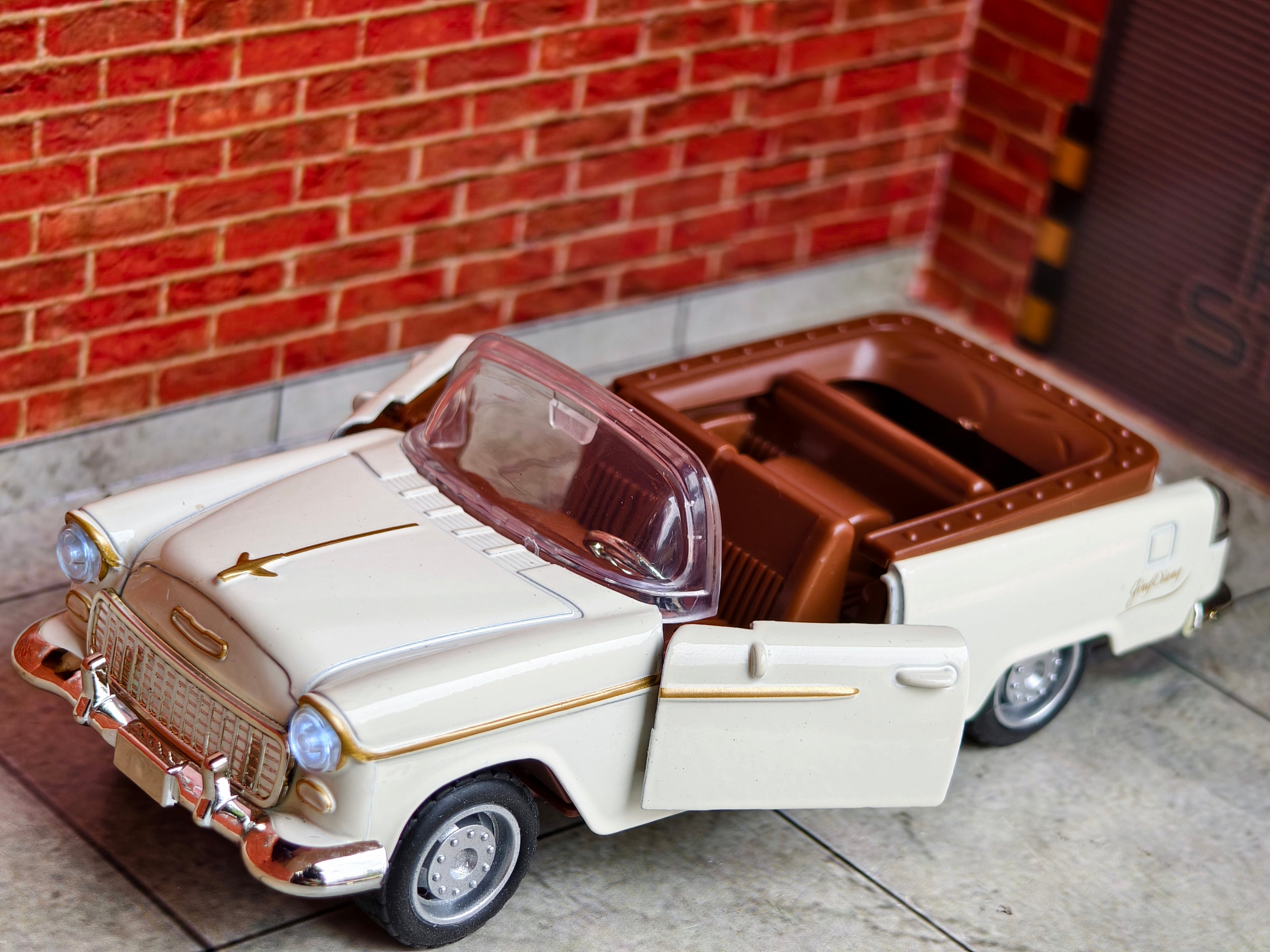 1955 Chevrolet Bel Air Convertible 1:32 Scale Premium Detailing with Light and Sound Box Piece