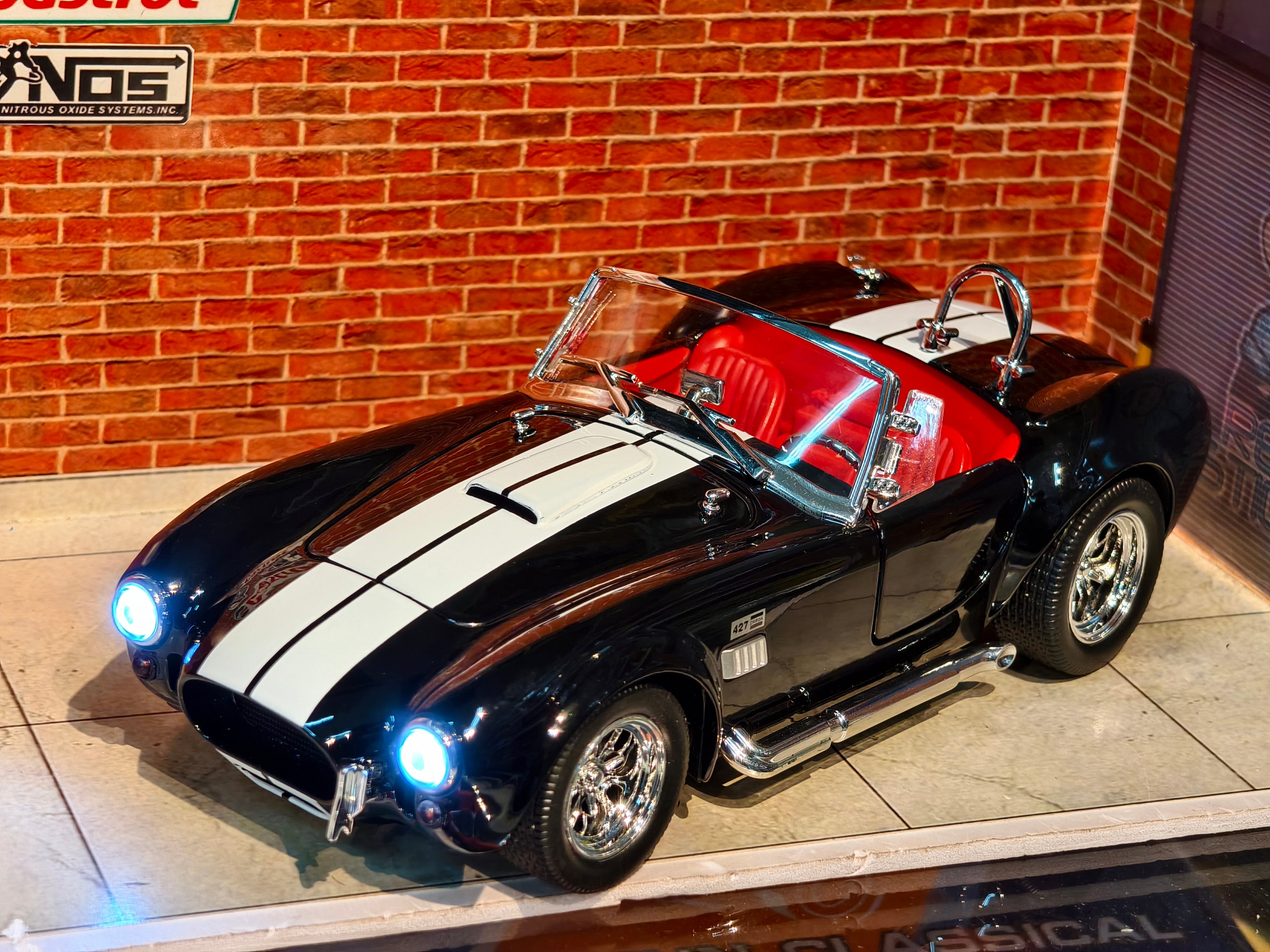 1965 Shelby Cobra 427 S/C 1:24 Scale Premium Detailing