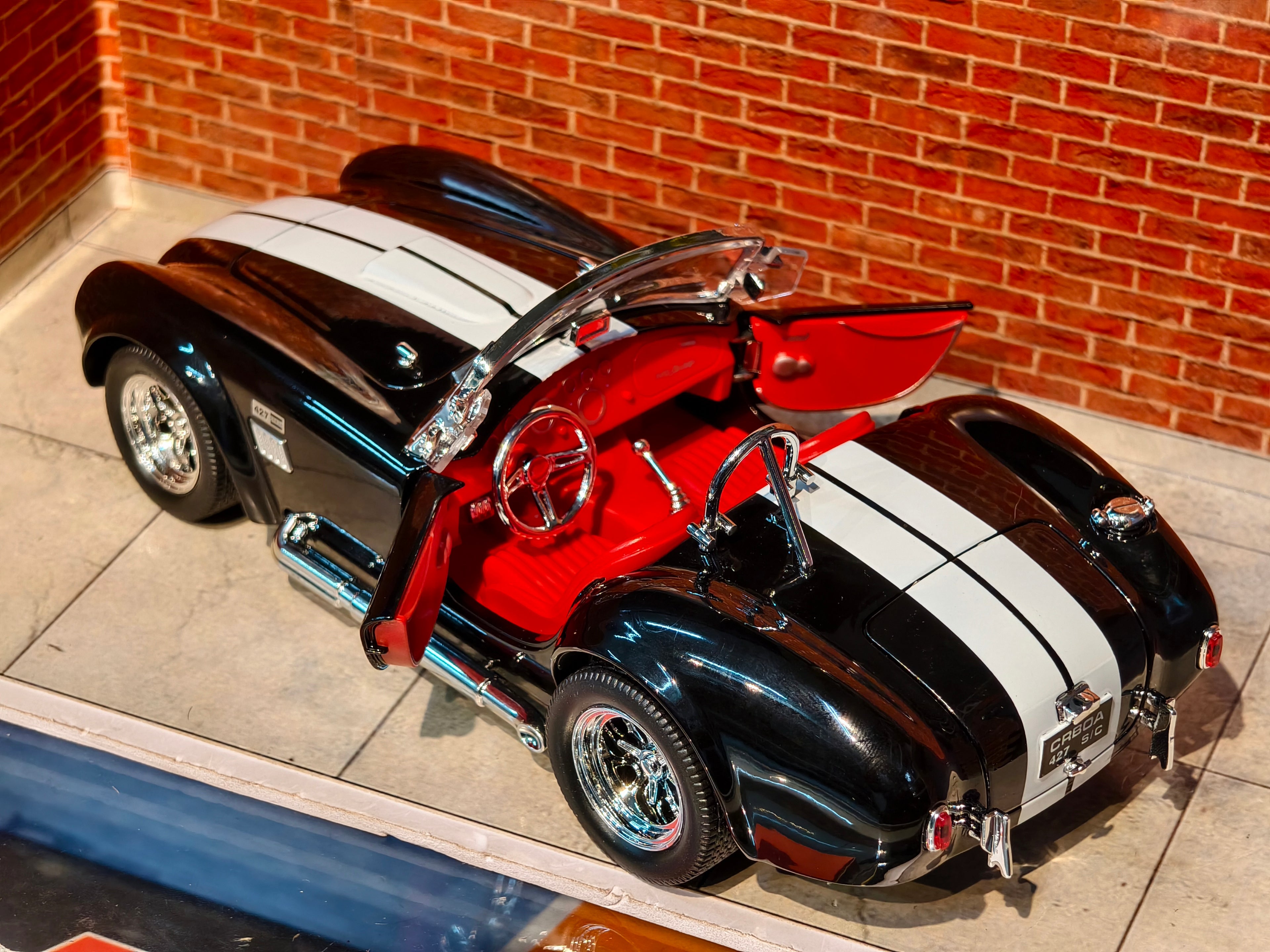 1965 Shelby Cobra 427 S/C 1:24 Scale Premium Detailing