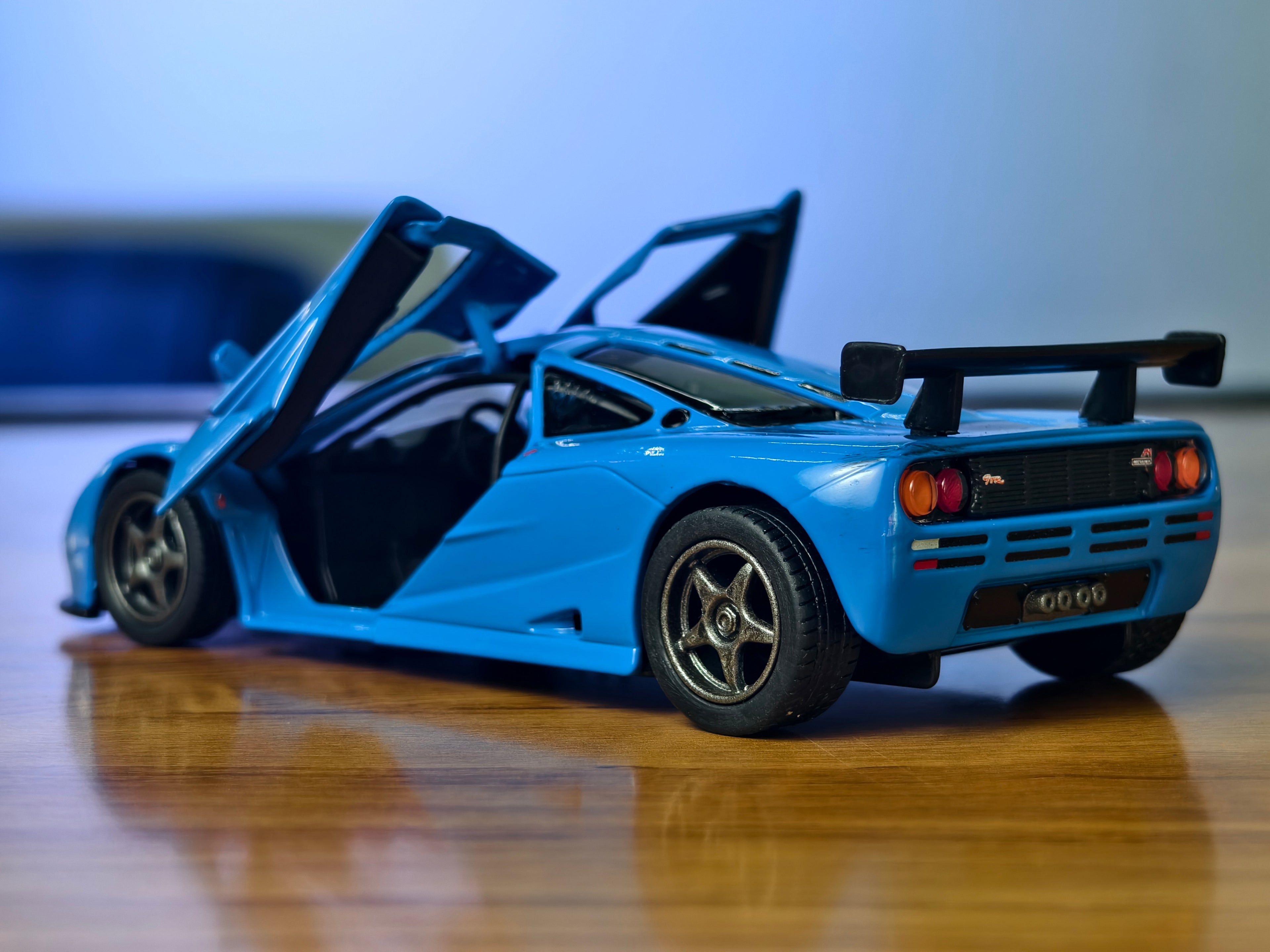 Kinsmart Official Licensed 1995 McLaren F1 GTR 1:34 Scale