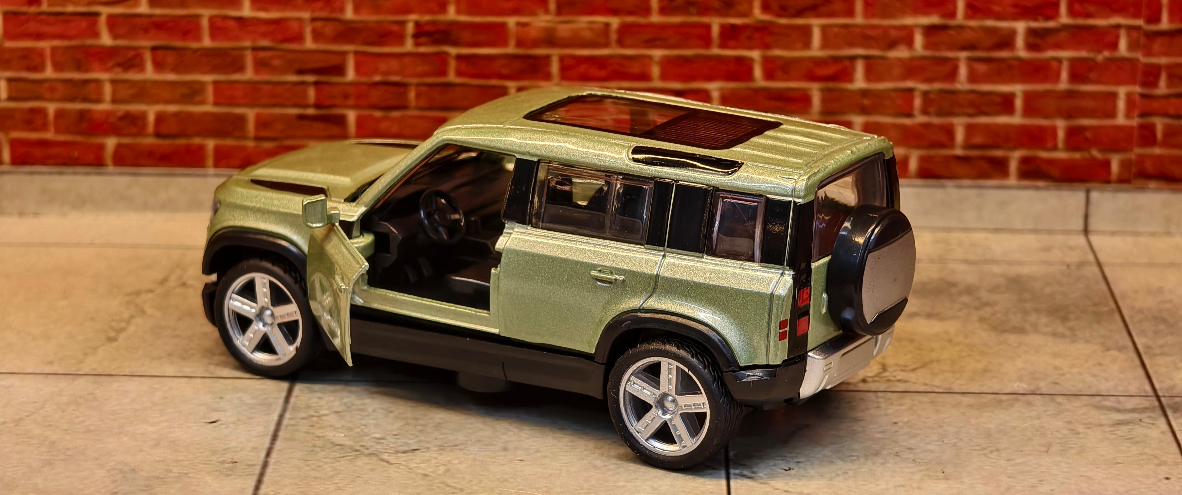 Land Rover Defender 110 1:43 Scale