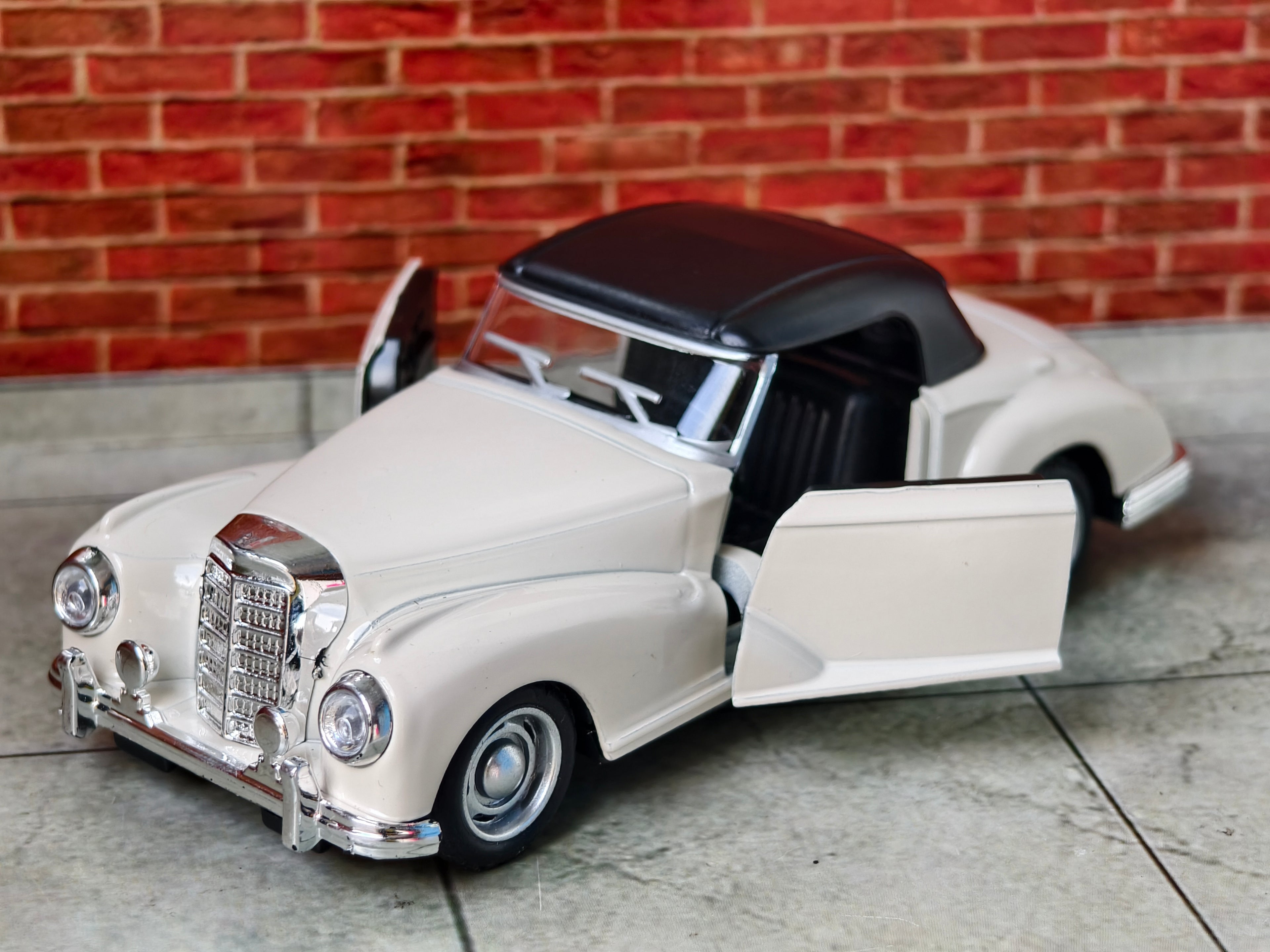Mercedes Benz 300S Cabriolet 1:32 Scale